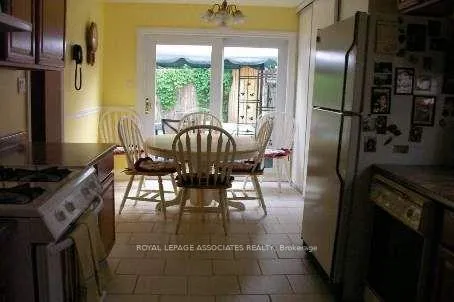 Photo 3 of 30 Madrid Crescent, Brampton, Central Park — HOMEH