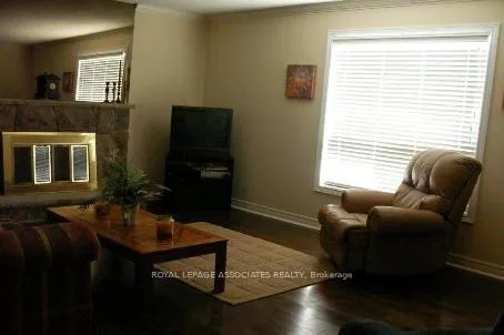 Photo 4 of 30 Madrid Crescent, Brampton, Central Park — HOMEH
