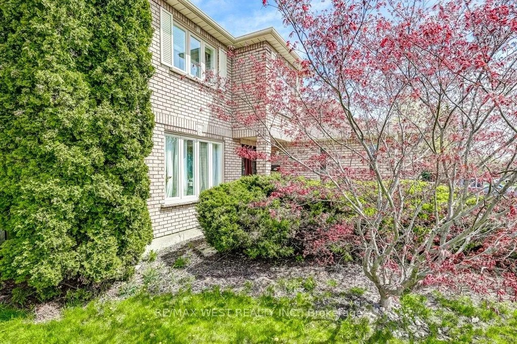 Photo 5 of 39 Braebrook Drive, Whitby, Rolling Acres — HOMEH