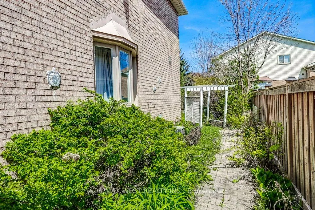 Photo 16 of 39 Braebrook Drive, Whitby, Rolling Acres — HOMEH