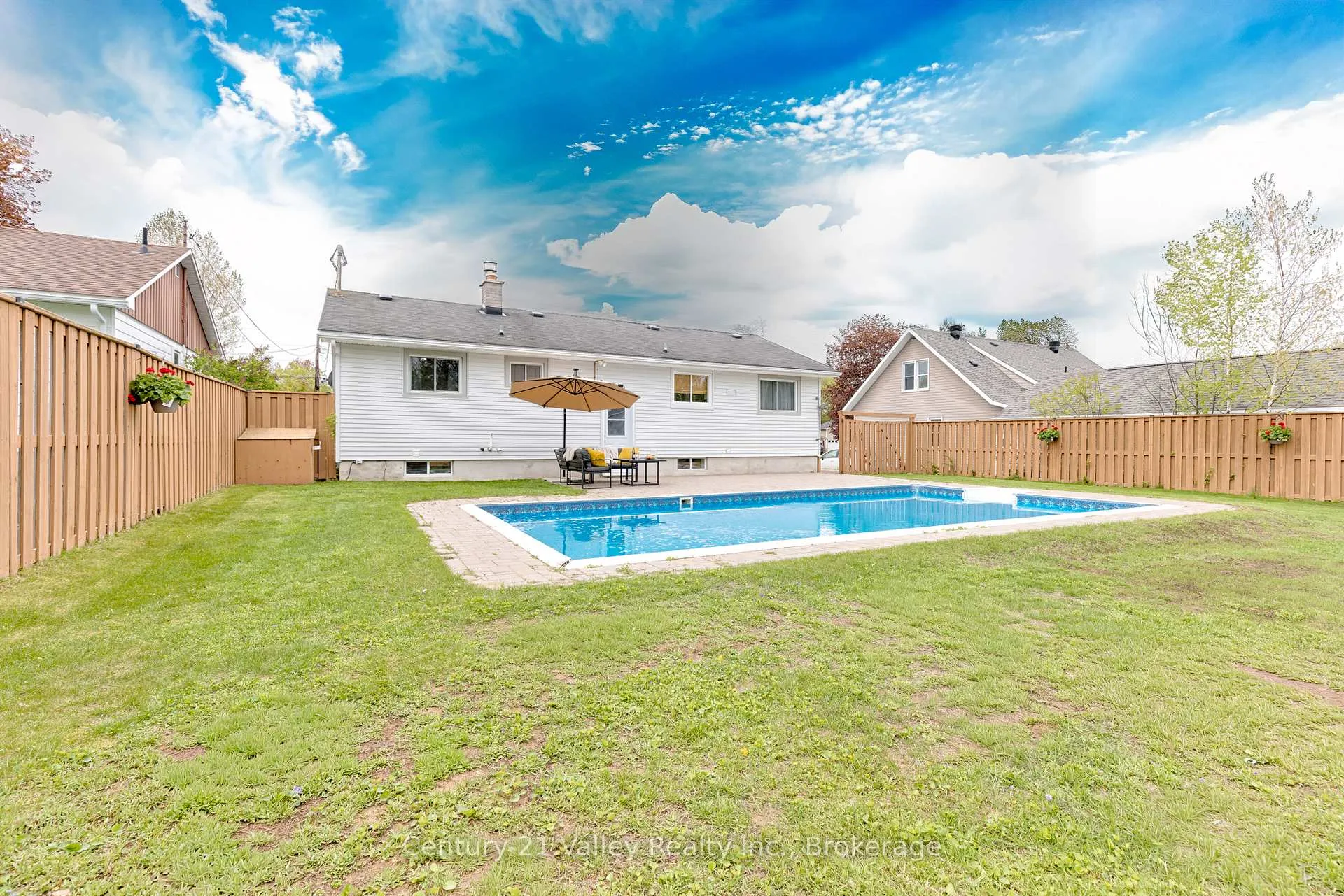 Photo 5 of 36 Mary Street, Petawawa — HOMEH