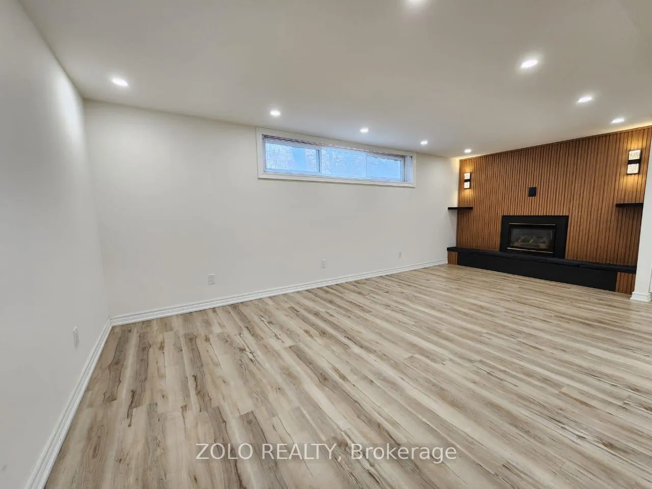 Photo 5 of Unit lower, 3 Cabot Court, Aurora, Aurora Heights — HOMEH