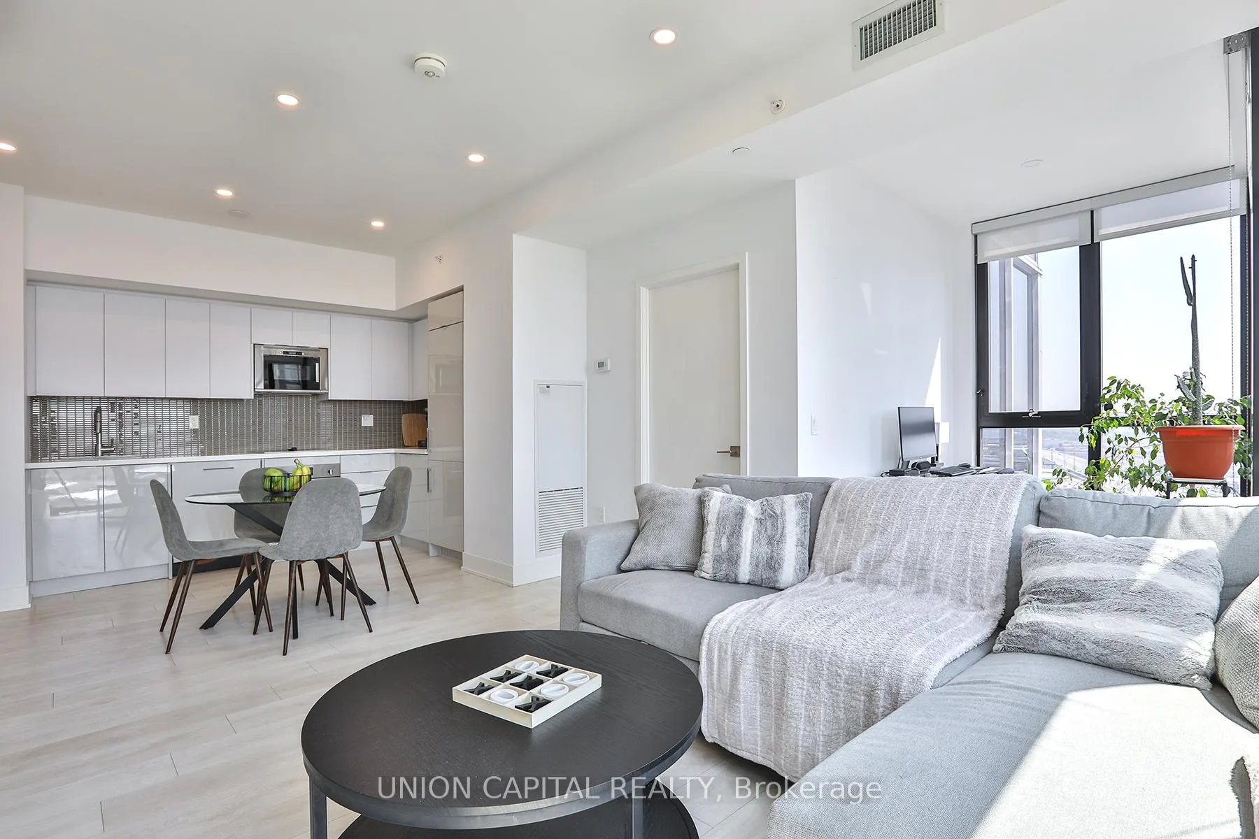 Photo 8 of Unit 1802, 2908 Highway 7 Road, Vaughan, Concord — HOMEH