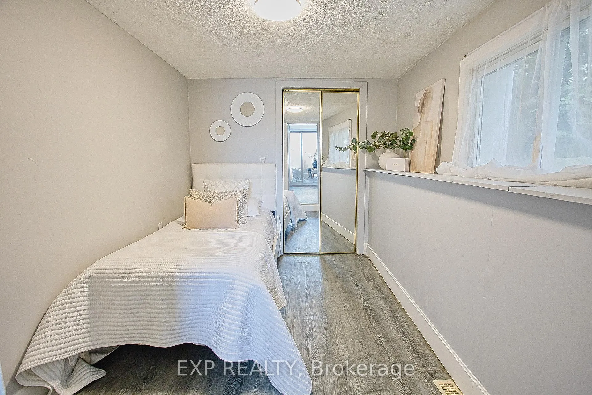 Photo 22 of 68 Riverside Drive, Welland, Broadway — HOMEH
