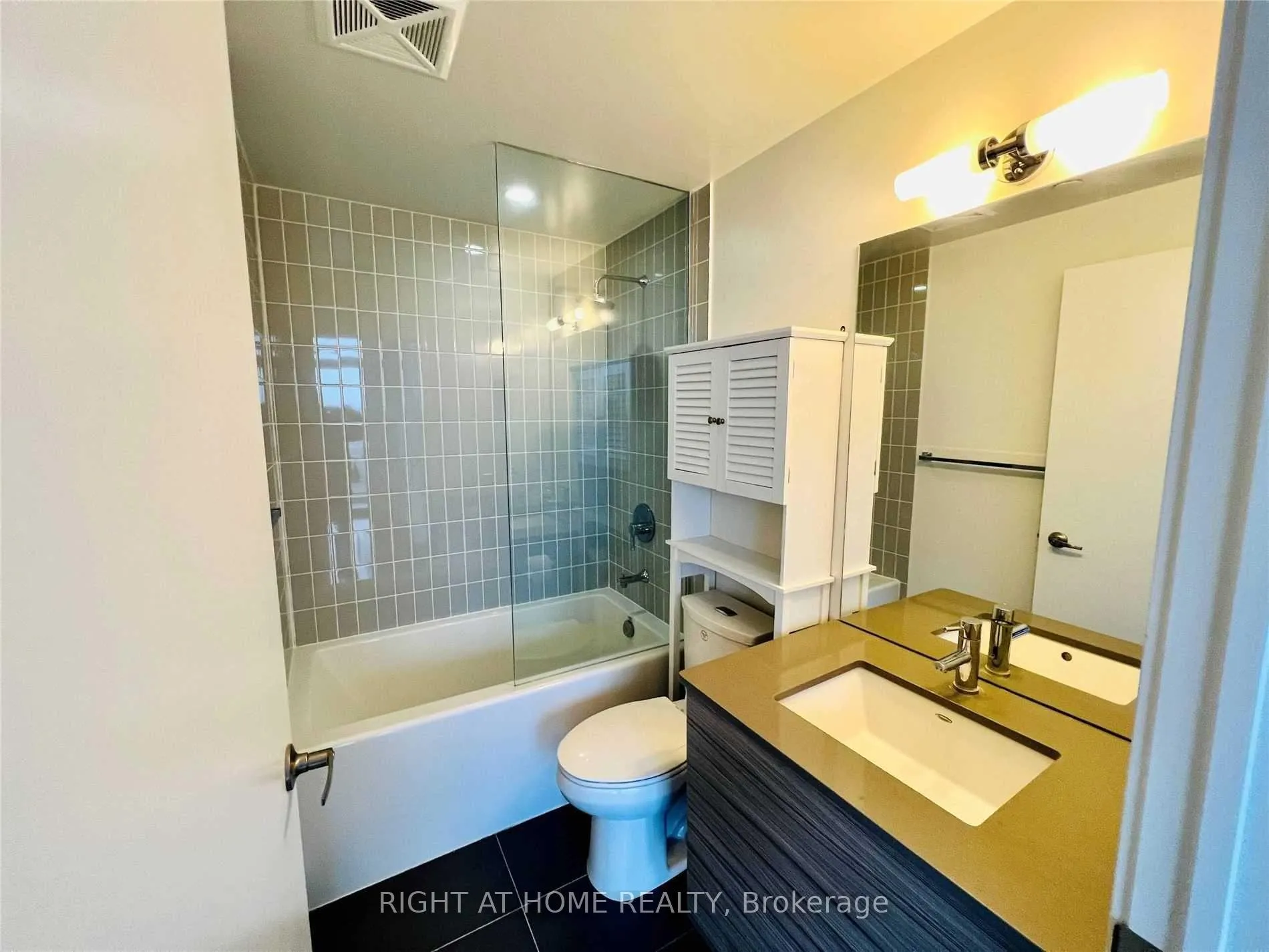 Photo 11 of Unit 2203, 210 Simcoe Street, Toronto, Kensington-Chinatown — HOMEH