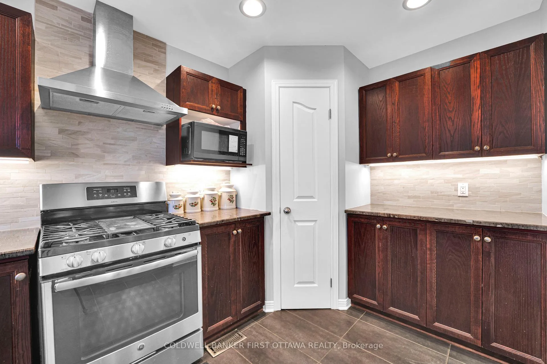 Photo 14 of 937 Markwick Crescent, Ottawa, Notting Hill/Summerside — HOMEH