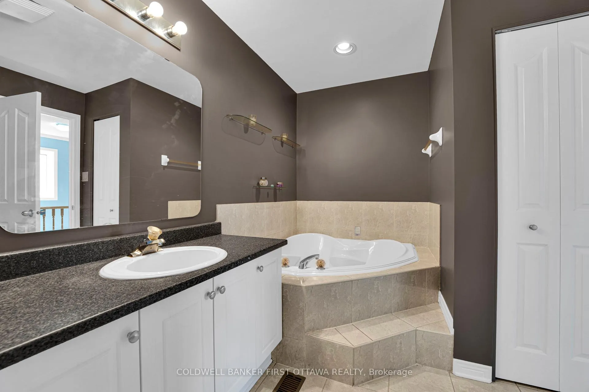 Photo 27 of 937 Markwick Crescent, Ottawa, Notting Hill/Summerside — HOMEH