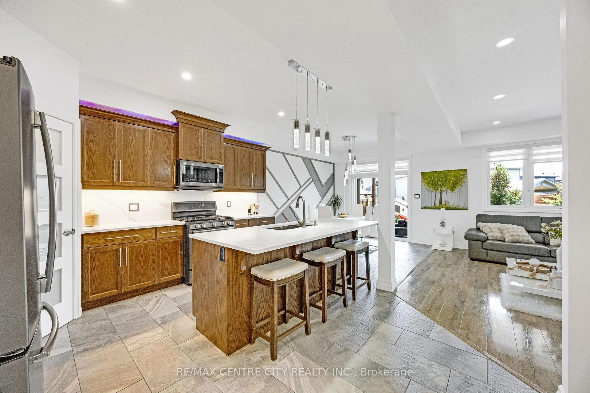 Photo 10 of 668 Freeport Street, London, North E — HOMEH