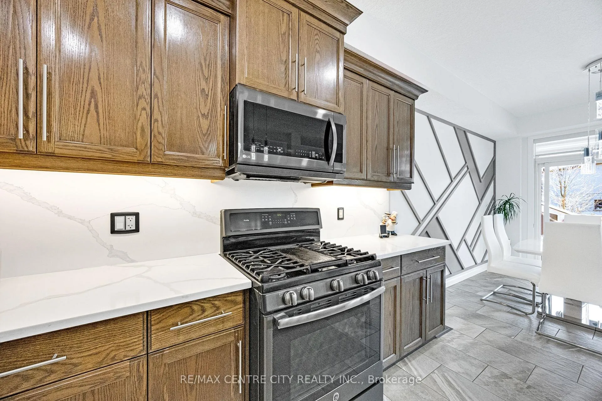 Photo 12 of 668 Freeport Street, London, North E — HOMEH