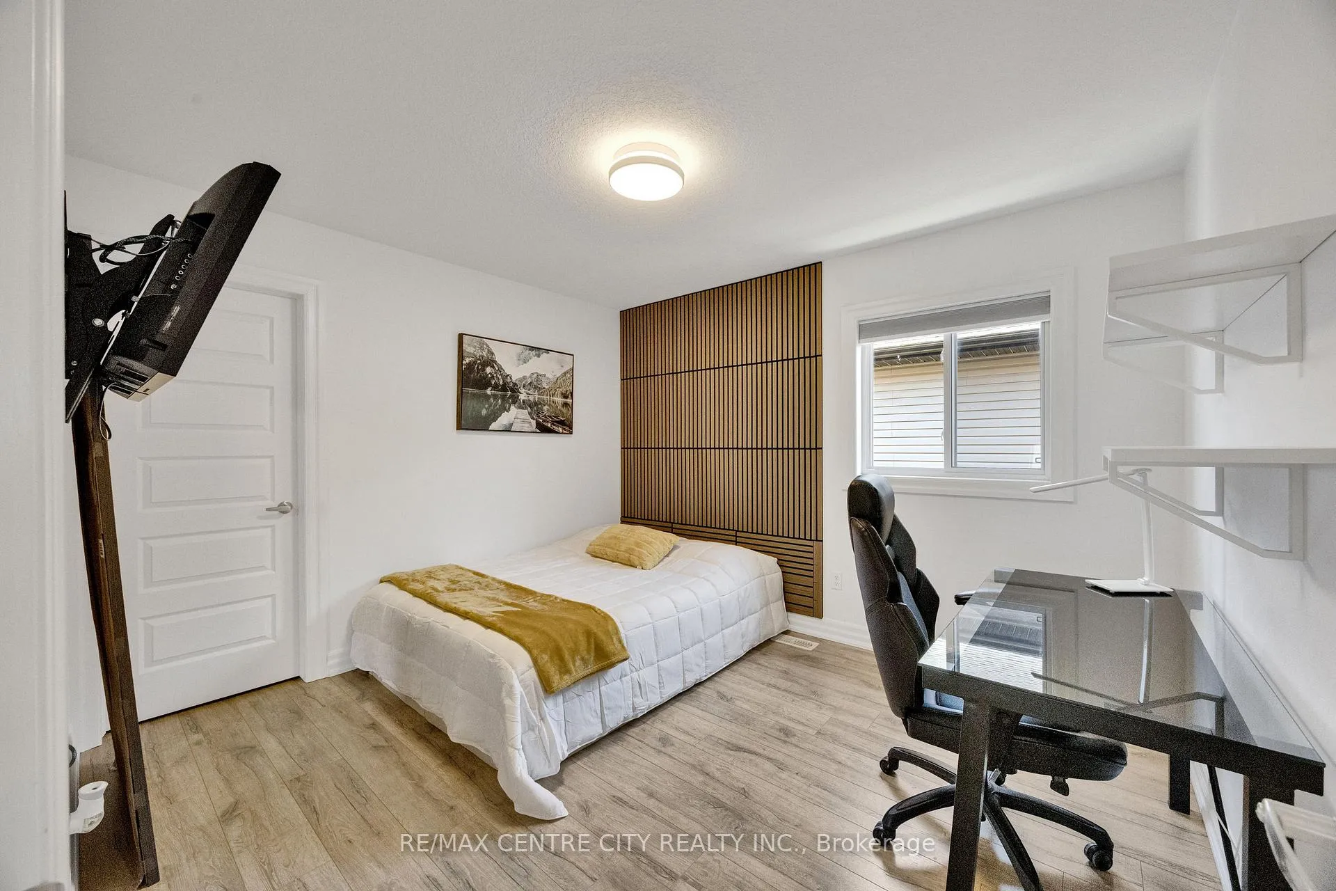 Photo 30 of 668 Freeport Street, London, North E — HOMEH