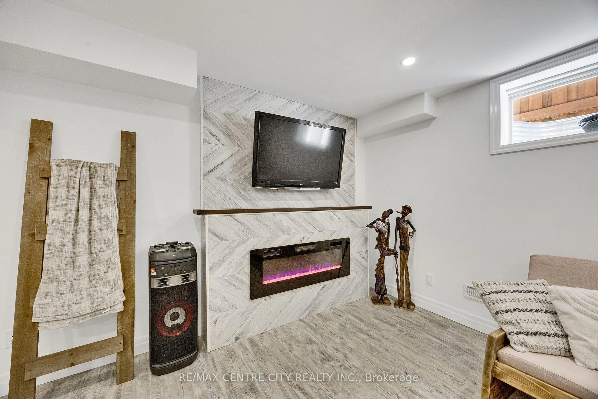 Photo 44 of 668 Freeport Street, London, North E — HOMEH