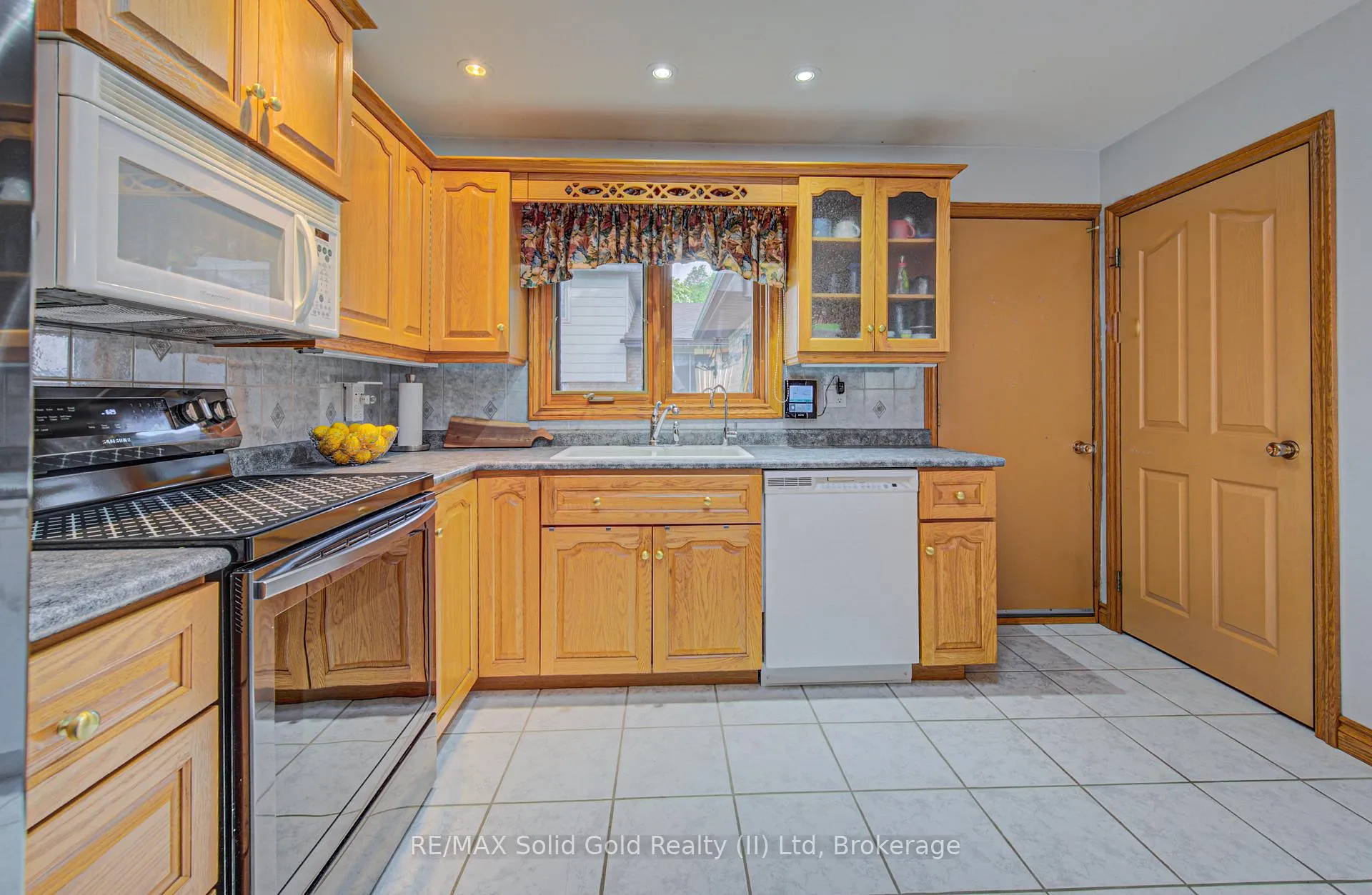 Photo 12 of 119 Martinglen Crescent, Kitchener — HOMEH