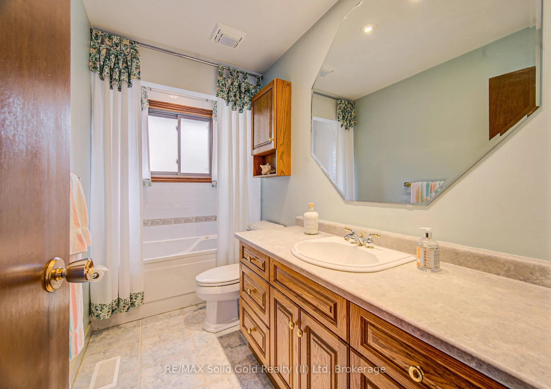 Photo 21 of 119 Martinglen Crescent, Kitchener — HOMEH