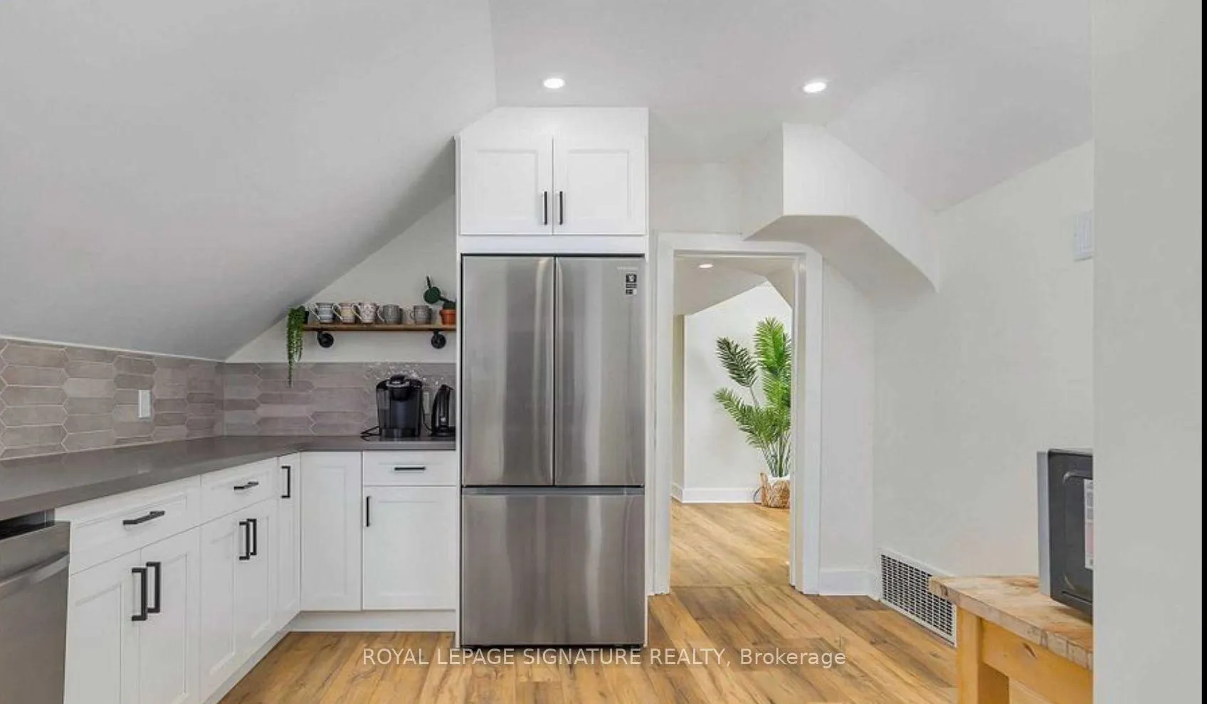 Photo 7 of Unit Upper, 659 Dolph St Street N, Cambridge — HOMEH