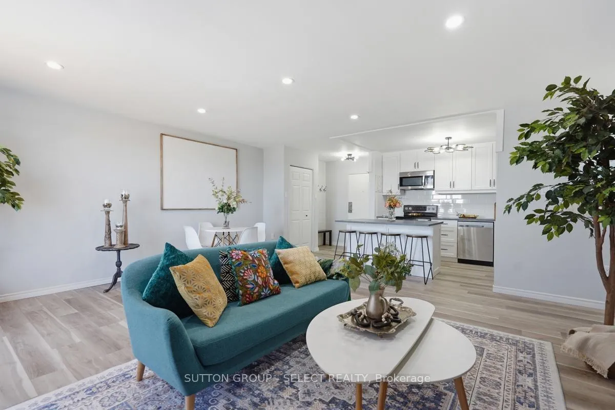 Front of Unit 808, 583 Mornington Ave