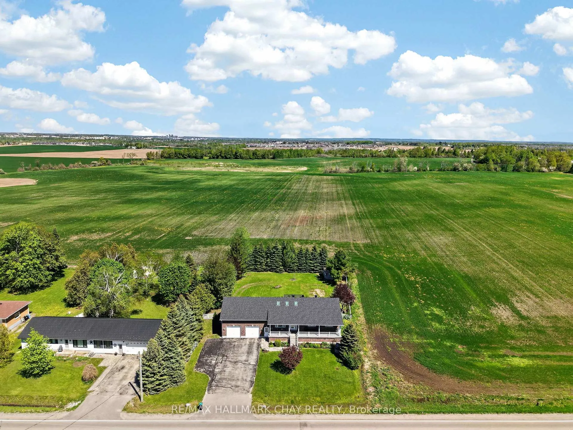 Photo 2 of 2452 10th Line, Innisfil, Rural Innisfil — HOMEH
