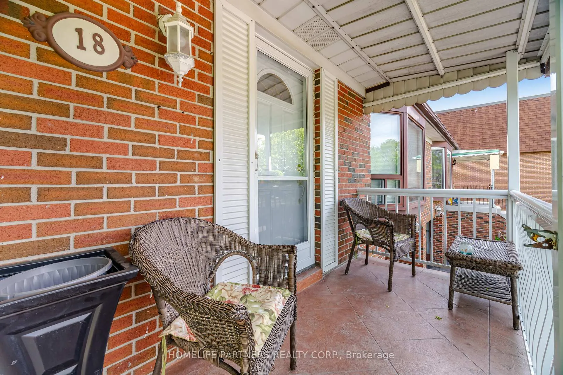 Photo 3 of 18 Zealand Road, Etobicoke, Willowridge-Martingrove-Richview — HOMEH