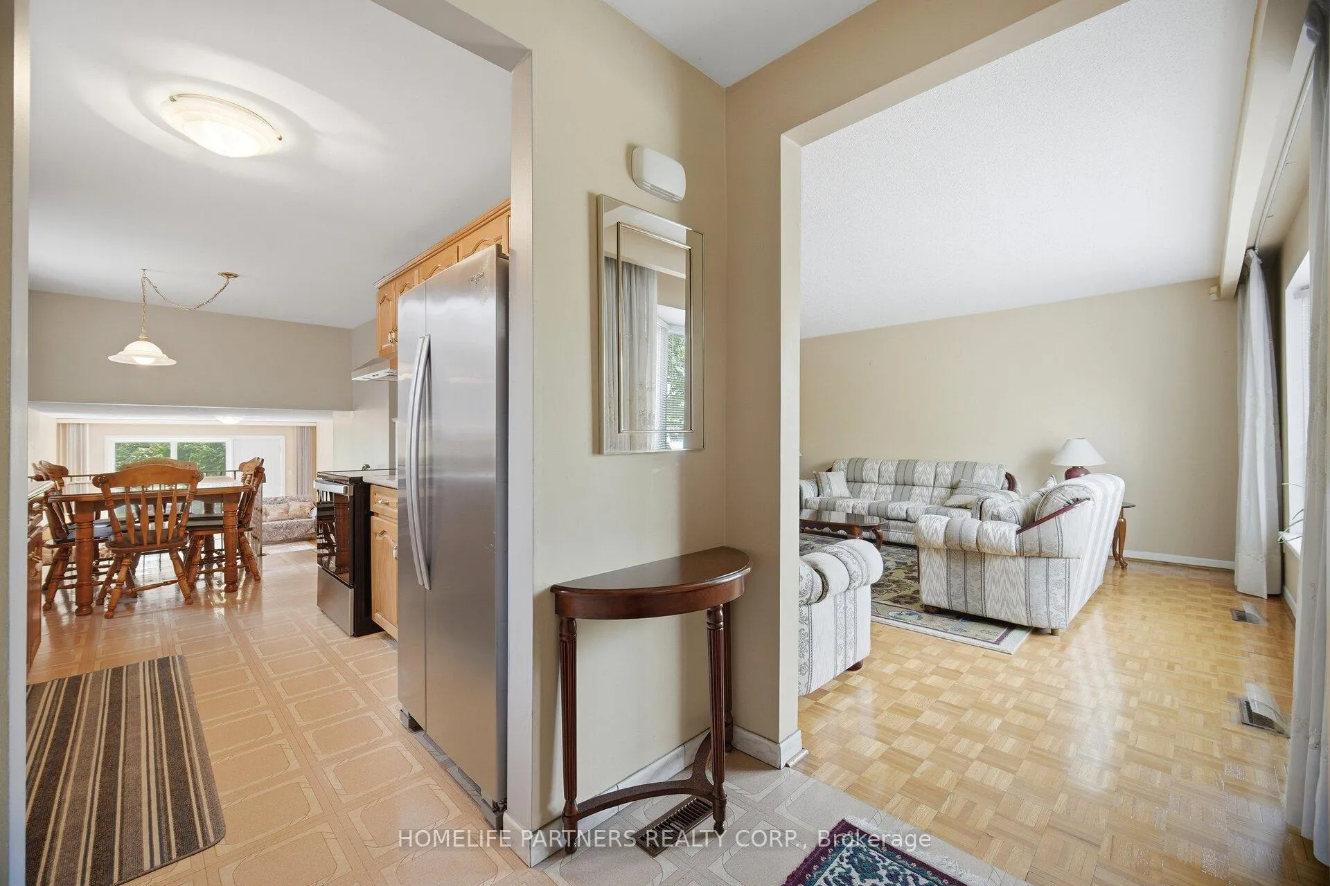 Photo 4 of 18 Zealand Road, Etobicoke, Willowridge-Martingrove-Richview — HOMEH