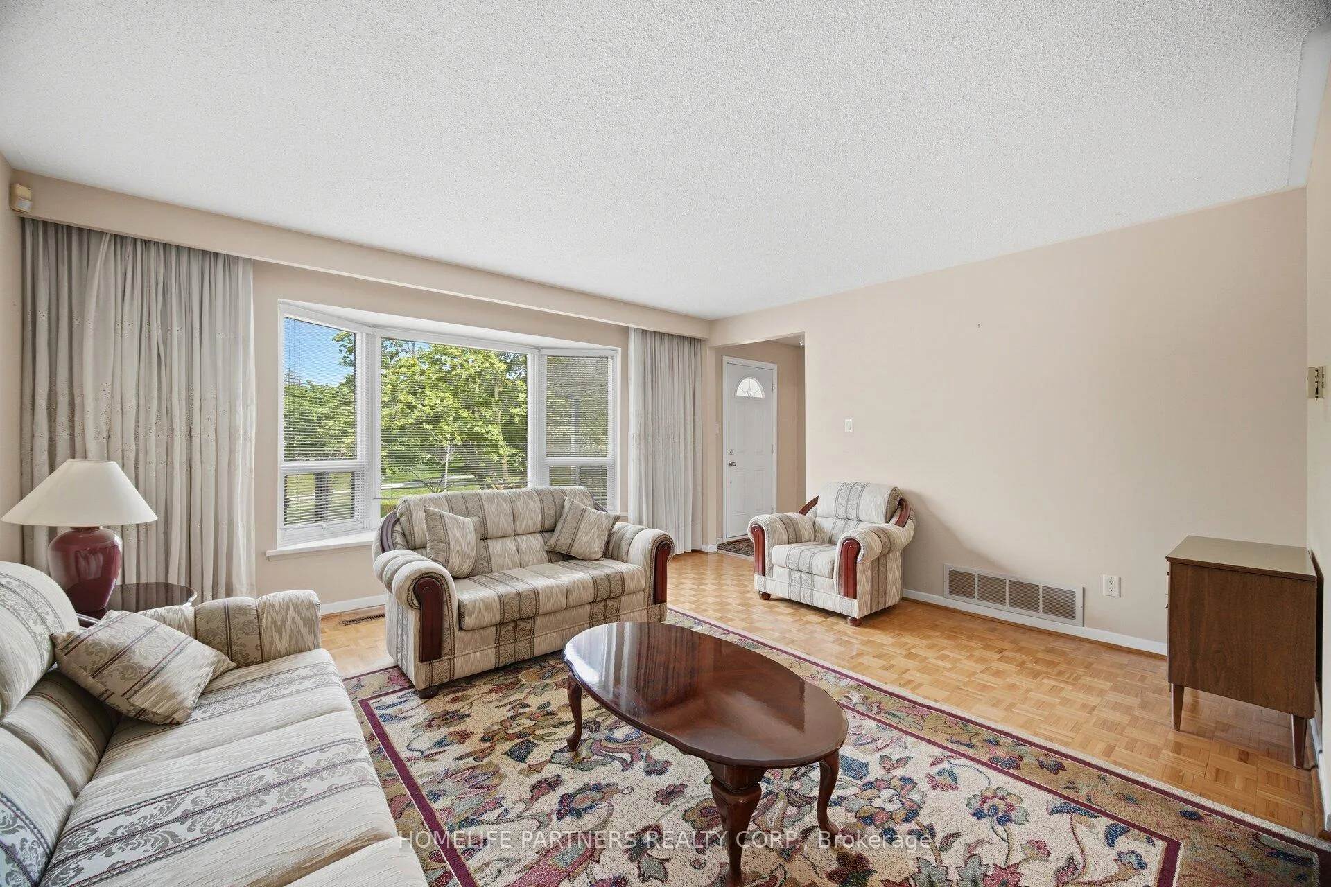 Photo 5 of 18 Zealand Road, Etobicoke, Willowridge-Martingrove-Richview — HOMEH