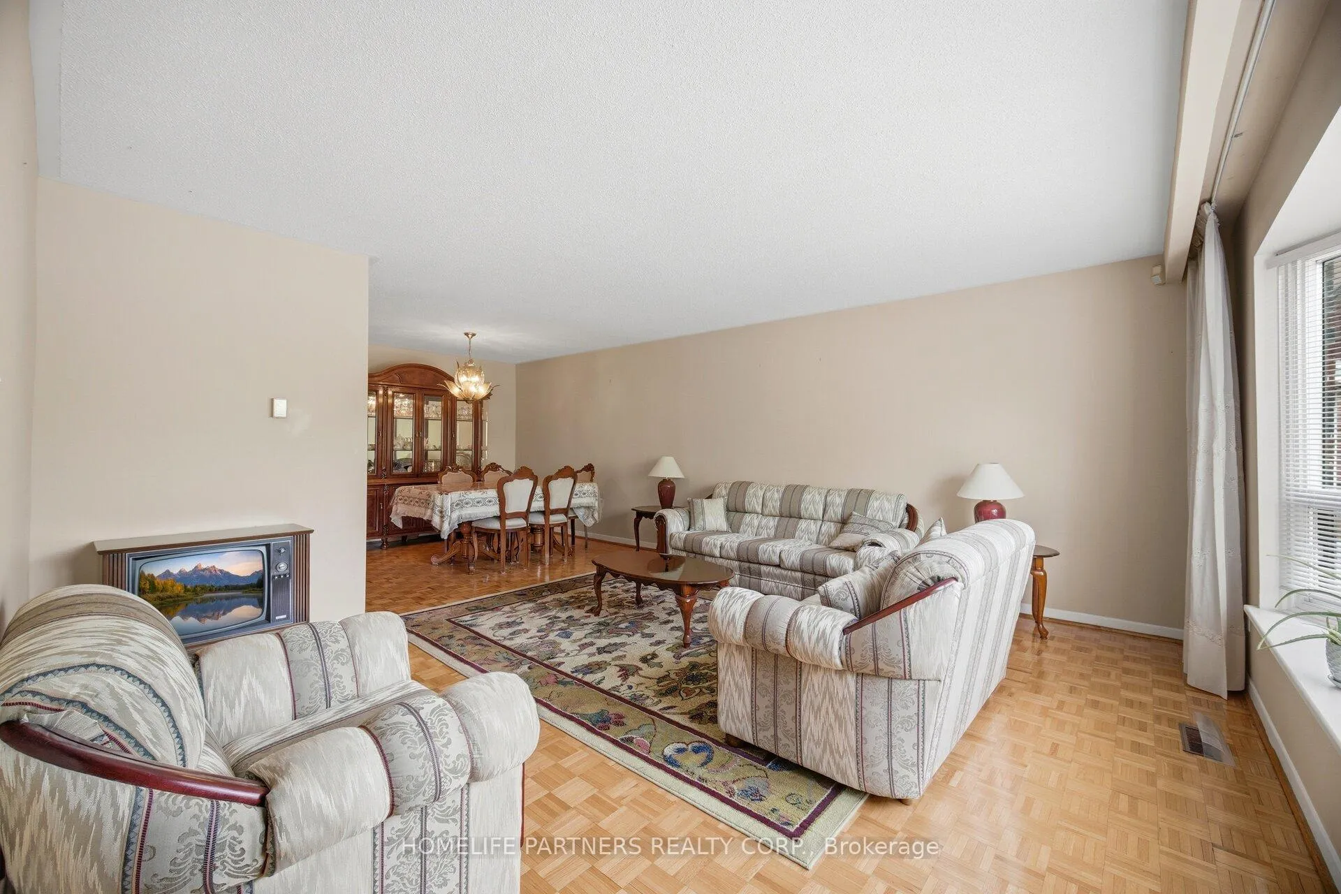 Photo 6 of 18 Zealand Road, Etobicoke, Willowridge-Martingrove-Richview — HOMEH