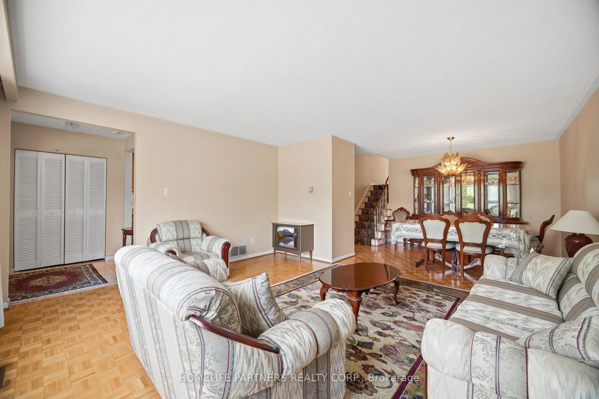 Photo 8 of 18 Zealand Road, Etobicoke, Willowridge-Martingrove-Richview — HOMEH