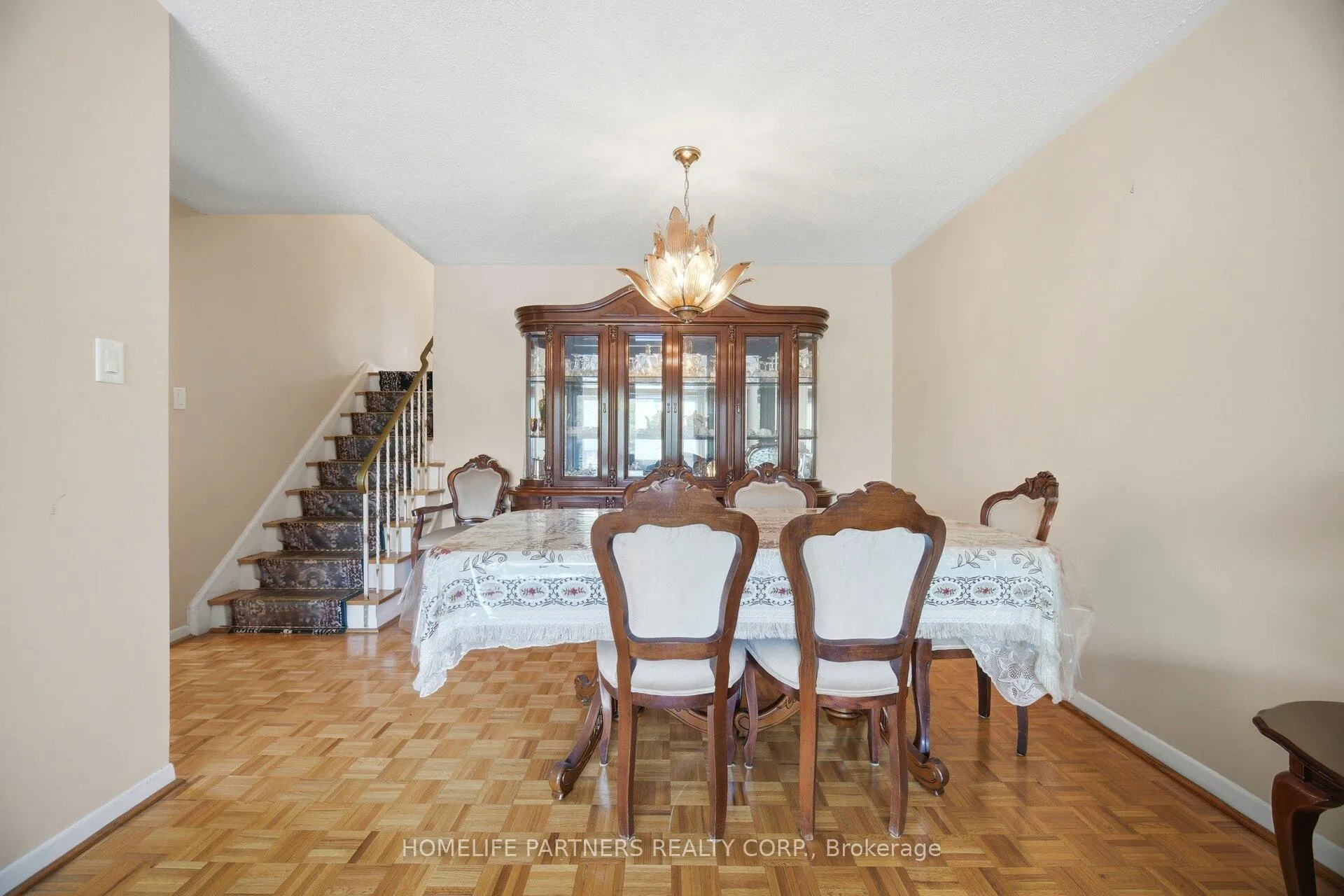Photo 10 of 18 Zealand Road, Etobicoke, Willowridge-Martingrove-Richview — HOMEH
