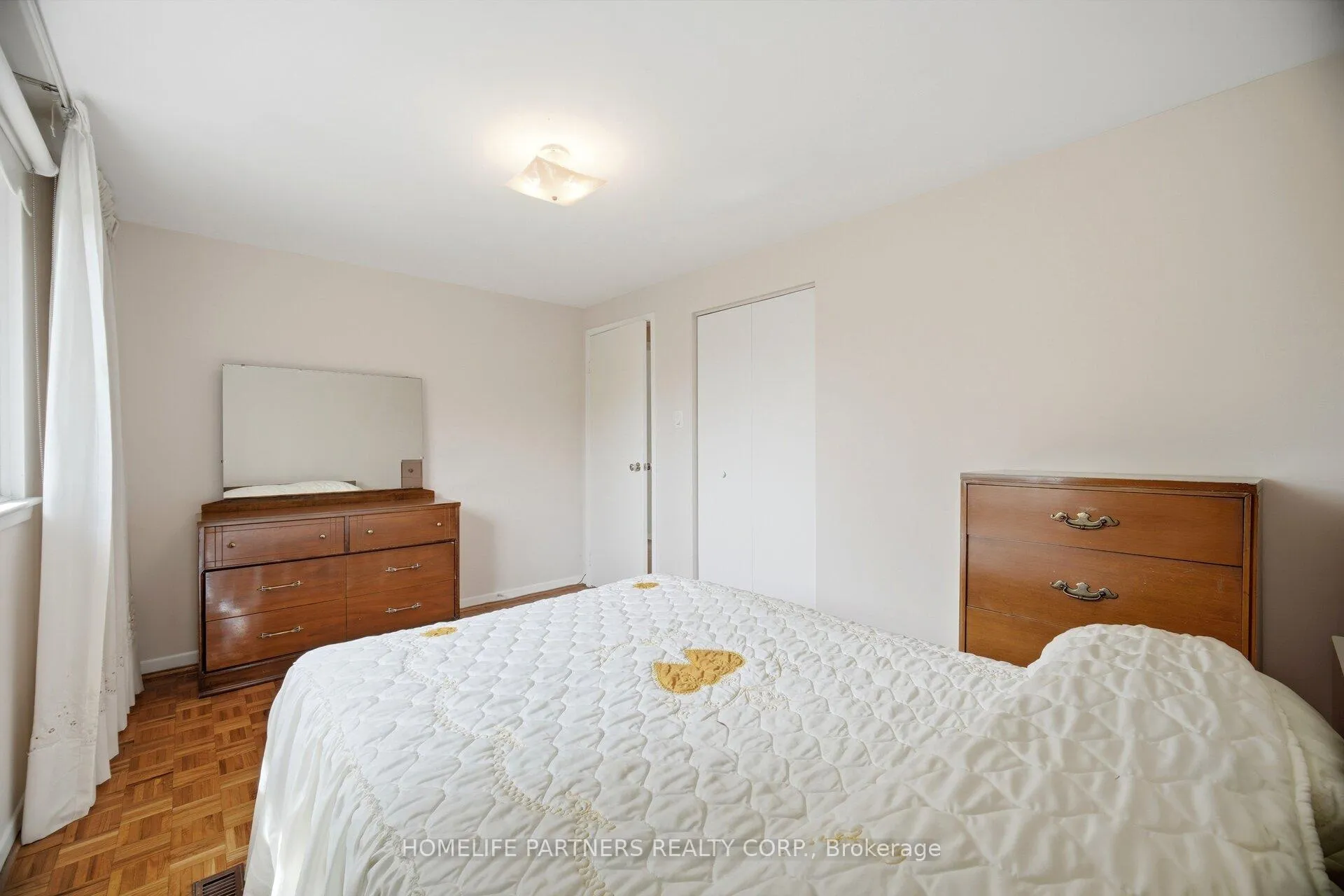 Photo 23 of 18 Zealand Road, Etobicoke, Willowridge-Martingrove-Richview — HOMEH