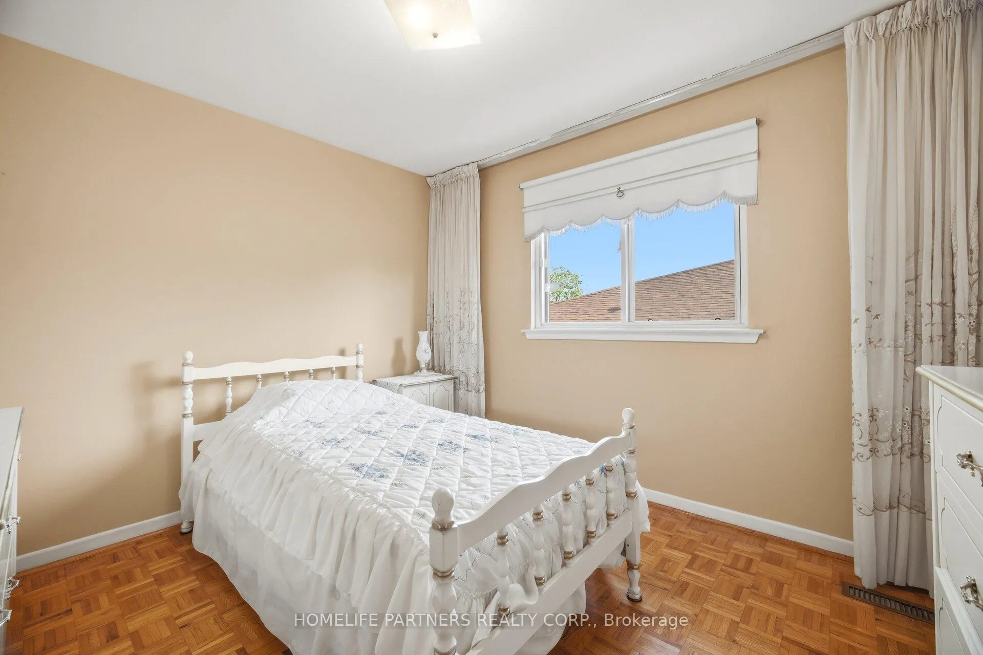 Photo 24 of 18 Zealand Road, Etobicoke, Willowridge-Martingrove-Richview — HOMEH