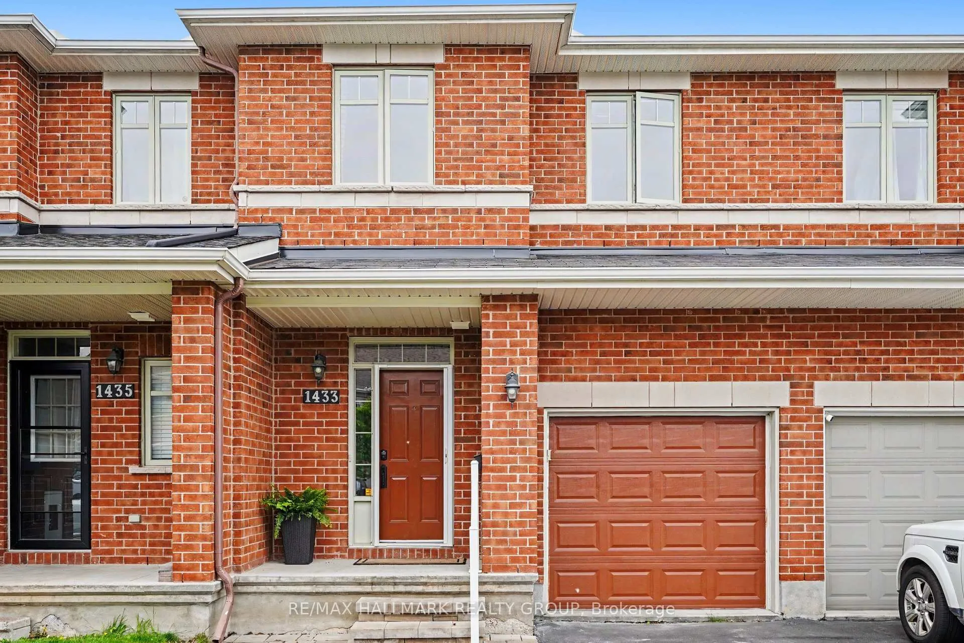 Front of 1433 Comfrey Crescent W