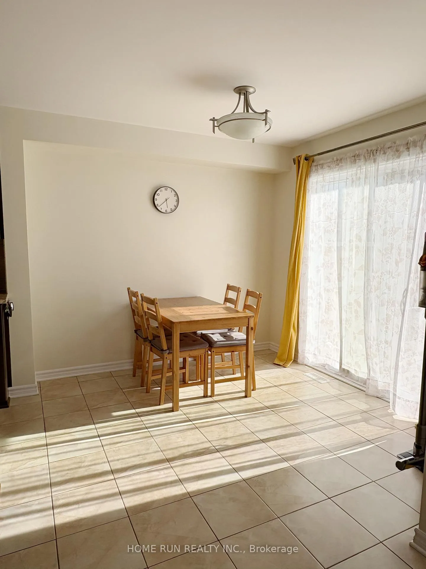 Photo 4 of 106 Akita Walk, Ottawa, Barrhaven - Strandherd — HOMEH