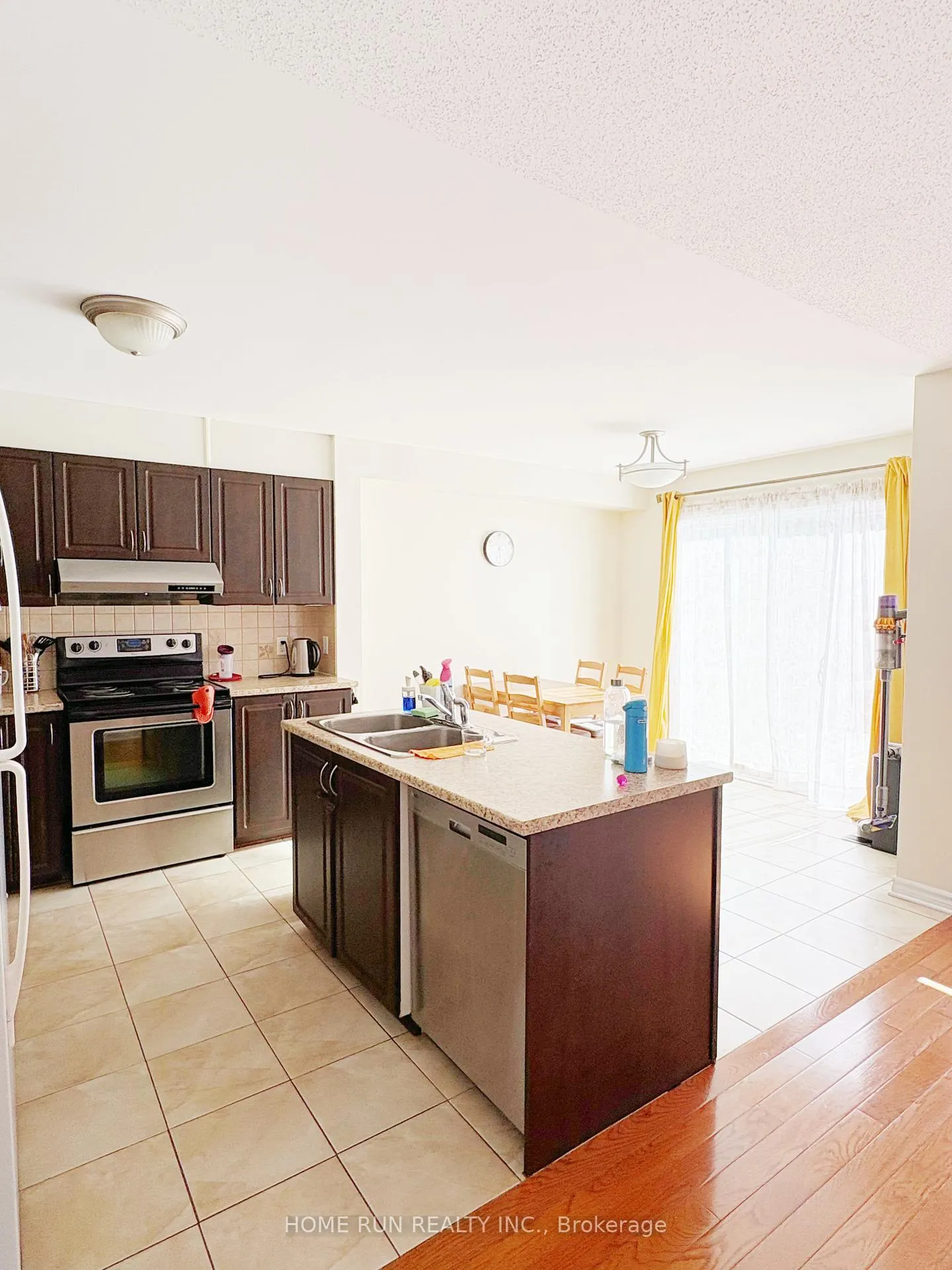 Photo 5 of 106 Akita Walk, Ottawa, Barrhaven - Strandherd — HOMEH