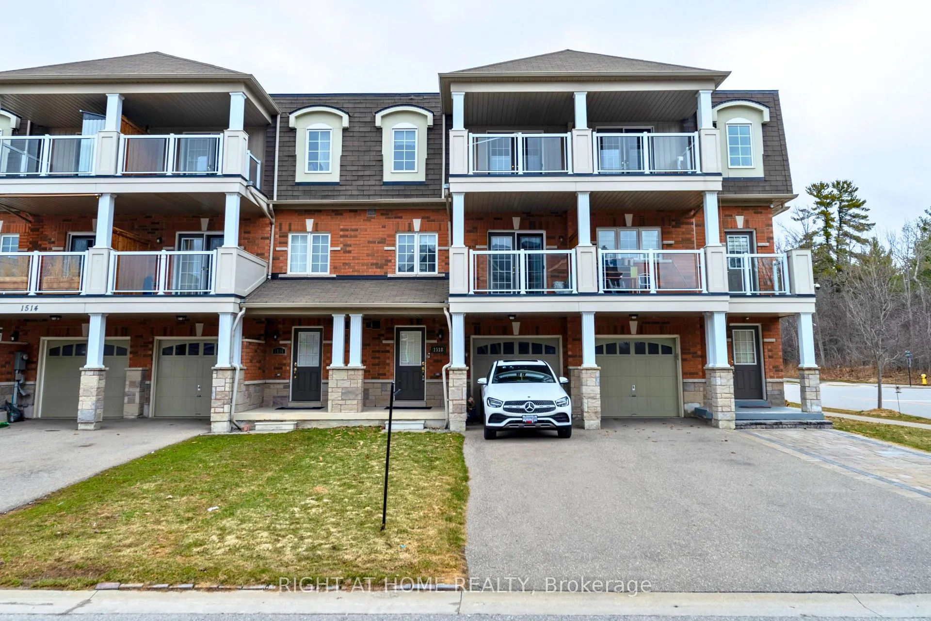 Front of 1518 Shepway Mews
