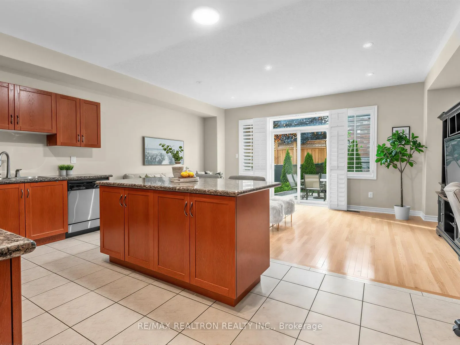 Photo 10 of Unit 9, 700 Summeridge Drive, Vaughan, Patterson — HOMEH