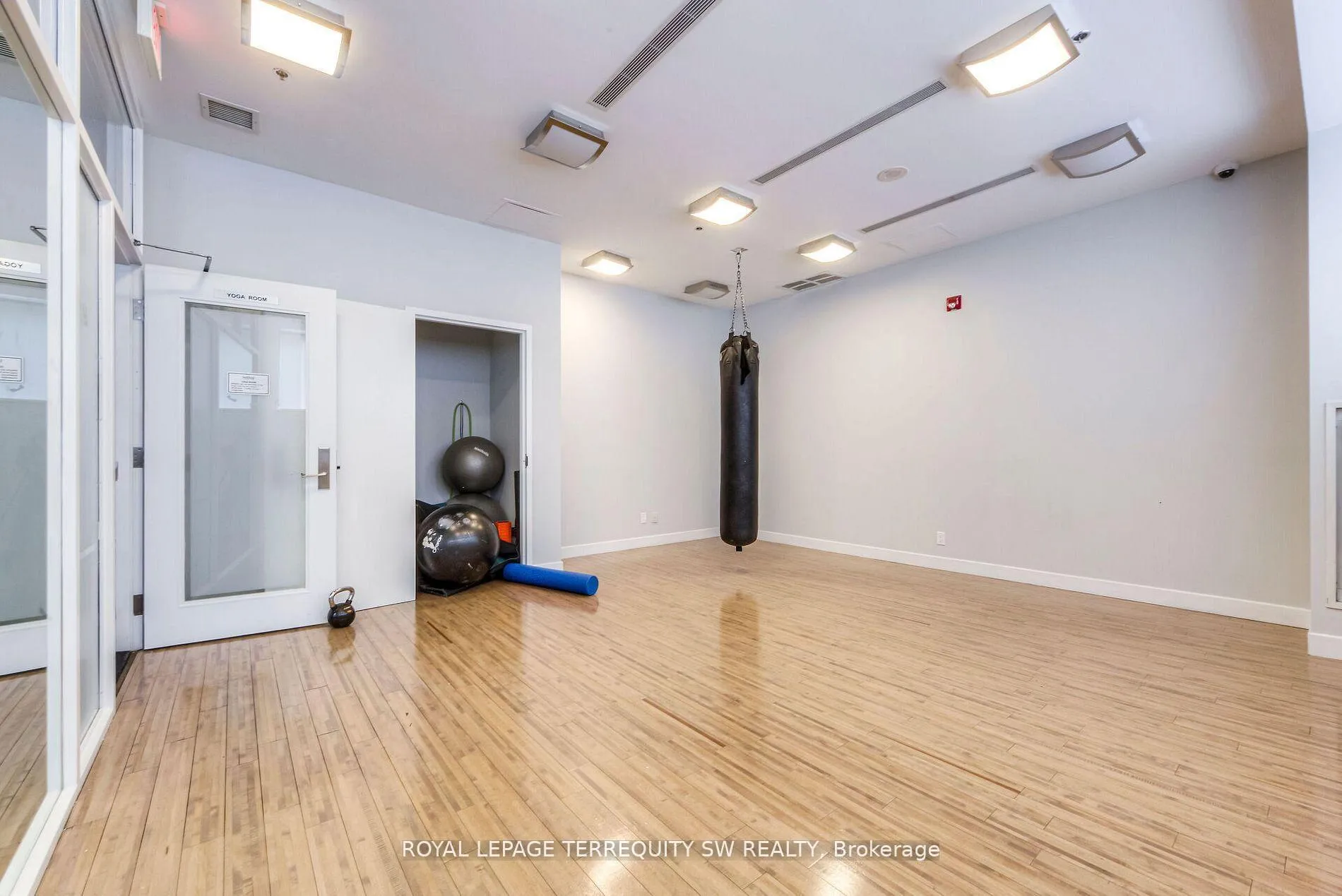 Photo 8 of Unit 302, 21 Nelson Street, Toronto, Waterfront Communities — HOMEH