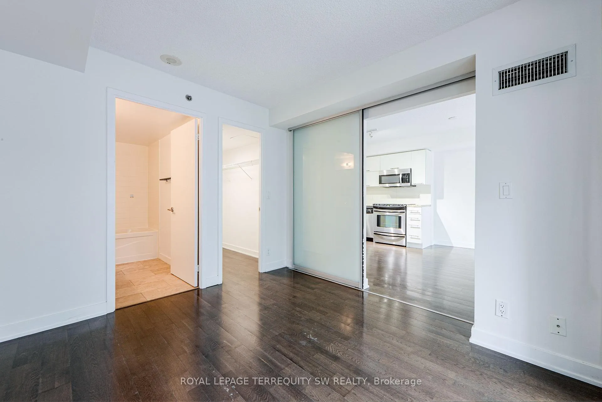 Photo 38 of Unit 302, 21 Nelson Street, Toronto, Waterfront Communities — HOMEH