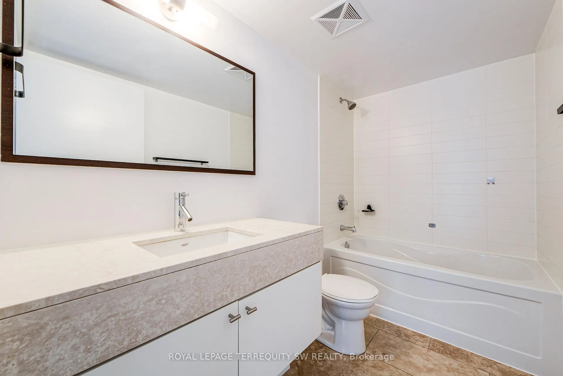 Photo 39 of Unit 302, 21 Nelson Street, Toronto, Waterfront Communities — HOMEH