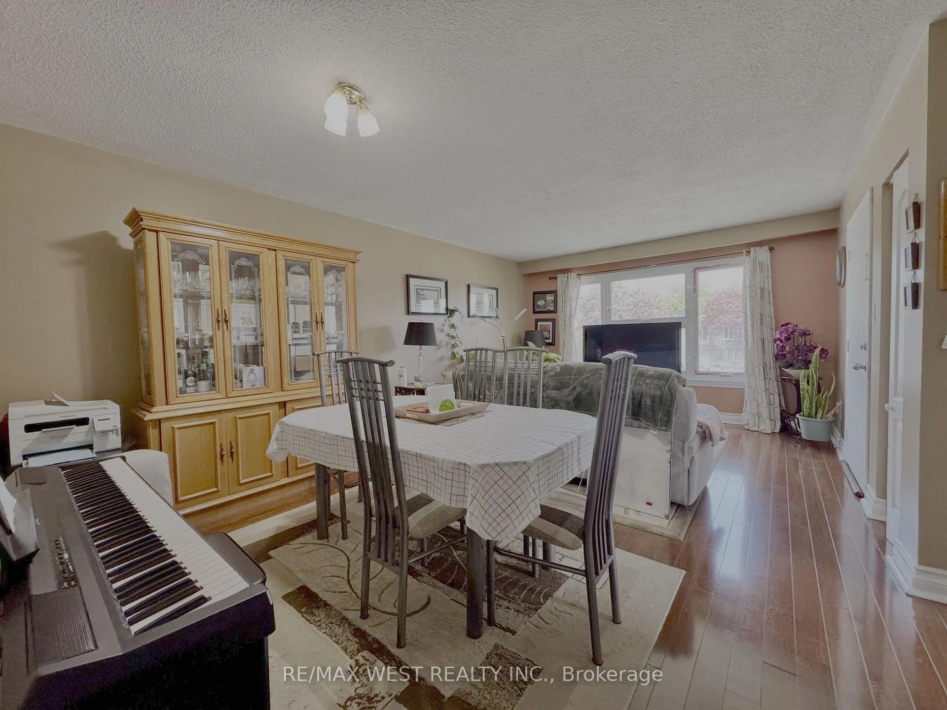 Photo 2 of 516 Harris Court, Whitby, Downtown Whitby — HOMEH