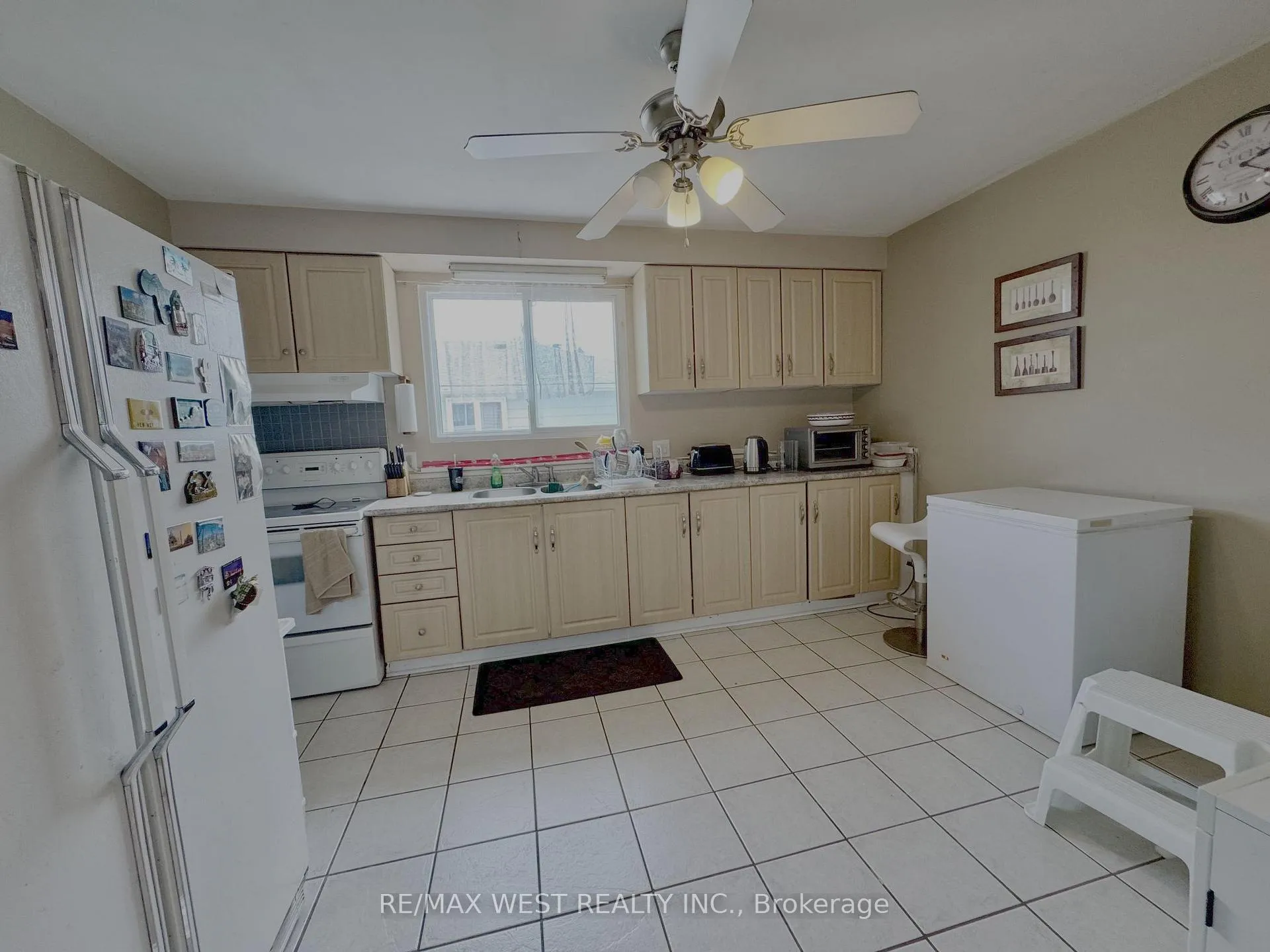 Photo 3 of 516 Harris Court, Whitby, Downtown Whitby — HOMEH