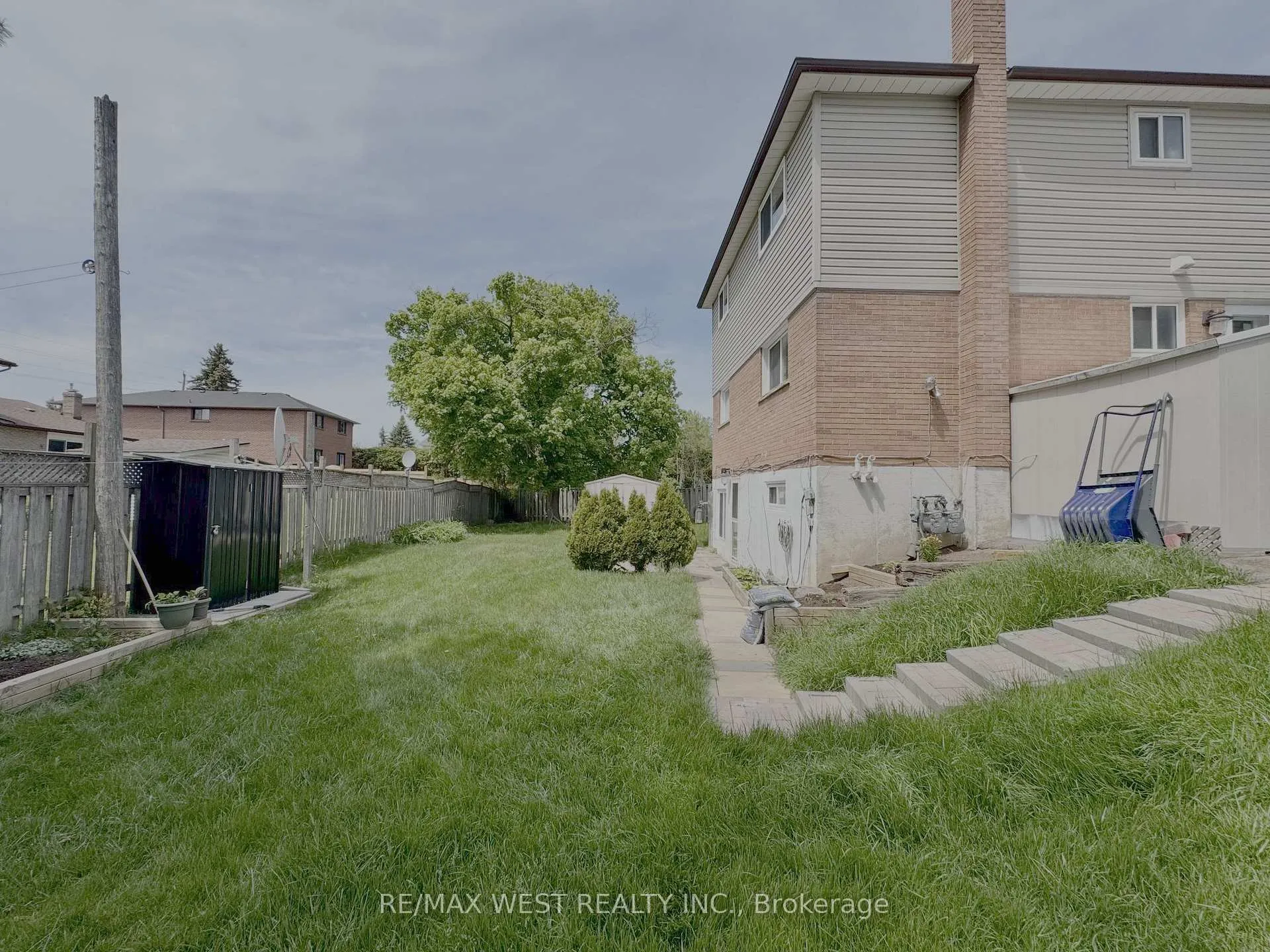 Photo 6 of 516 Harris Court, Whitby, Downtown Whitby — HOMEH