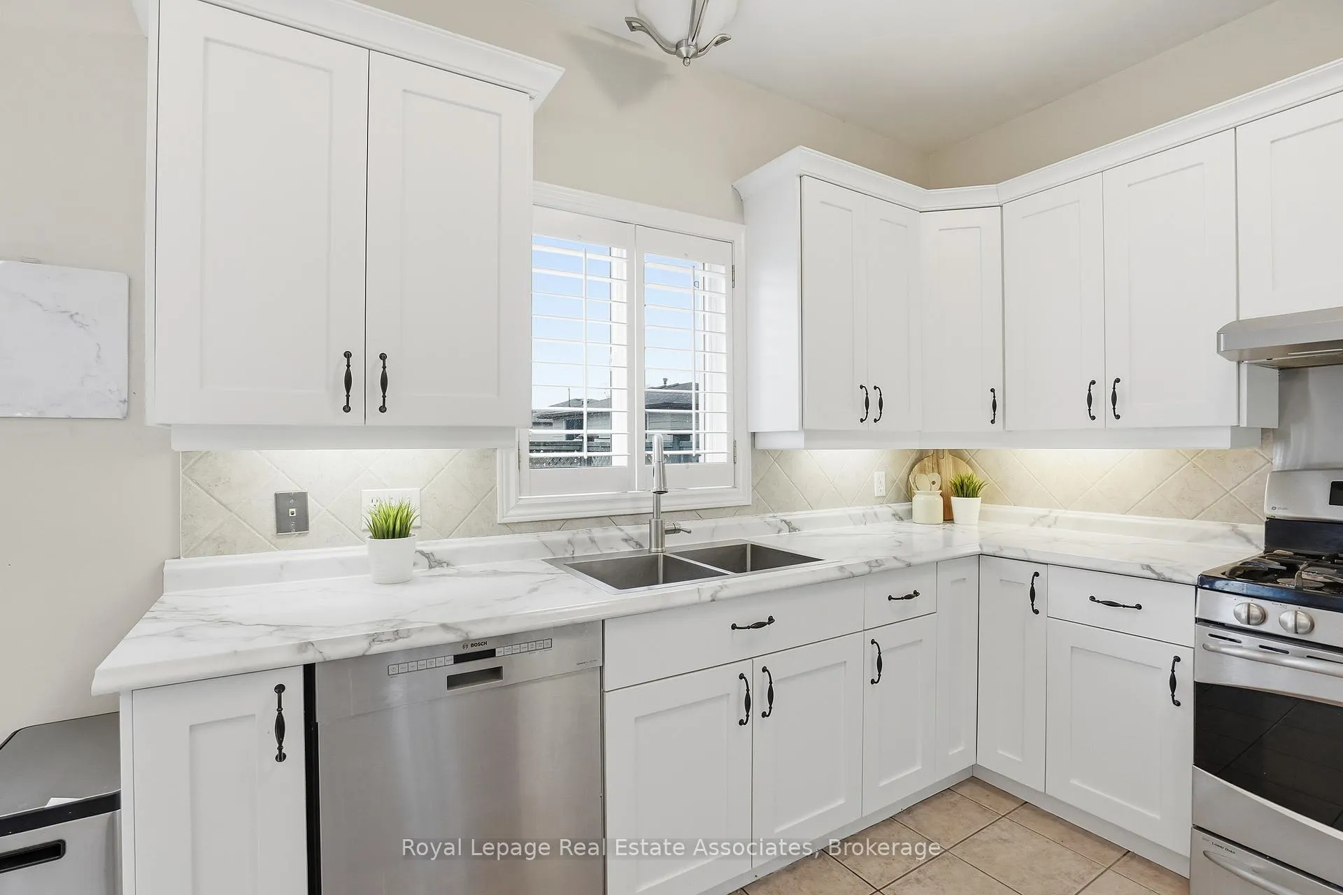 Photo 13 of 486 Delaney Court, Burlington, Shoreacres — HOMEH