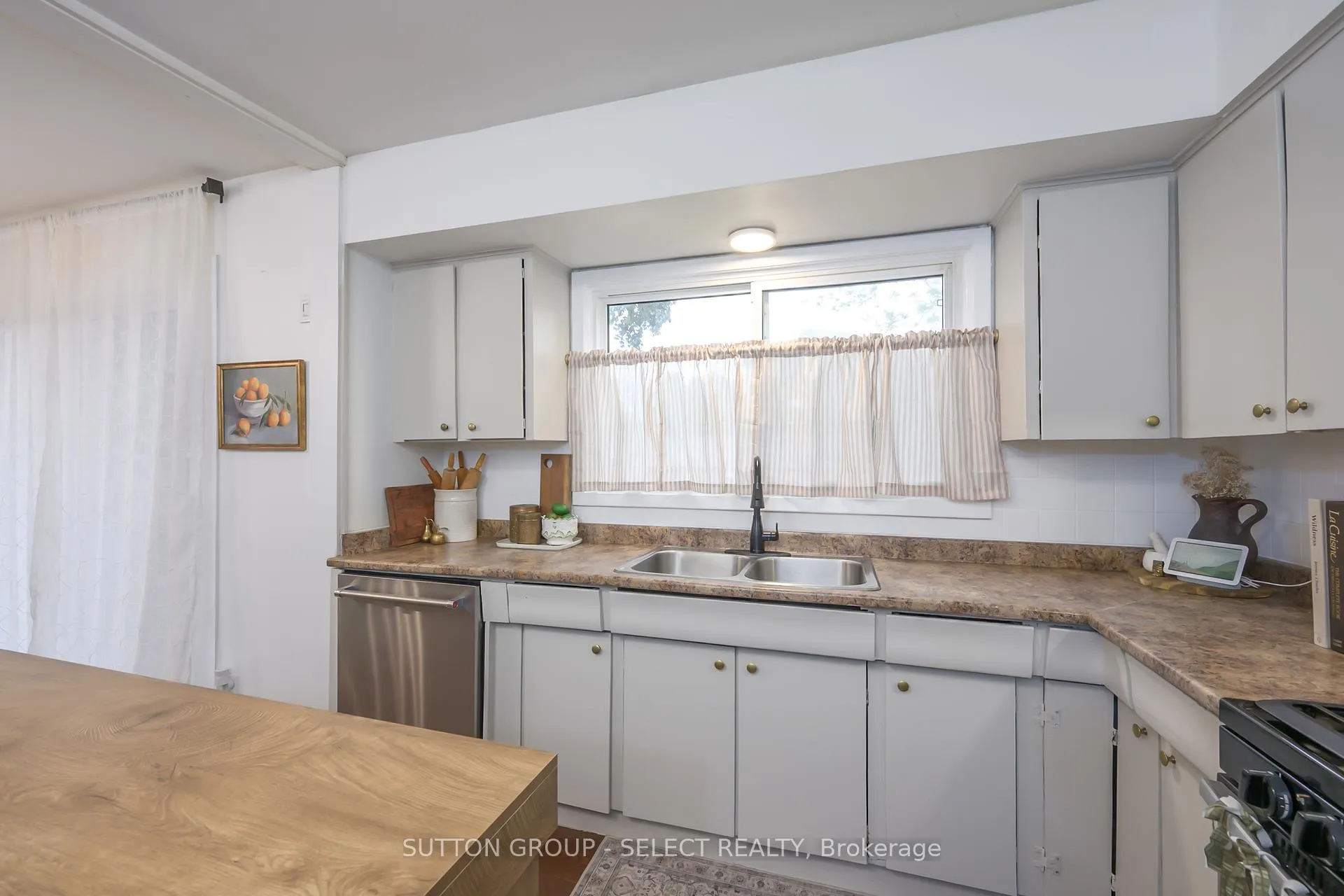Photo 18 of 35 Maxwell Crescent, London, North H — HOMEH