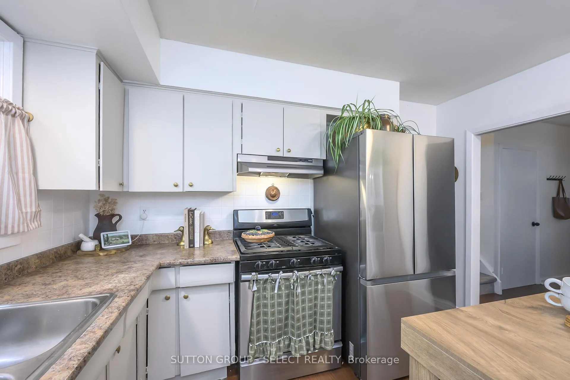 Photo 19 of 35 Maxwell Crescent, London, North H — HOMEH