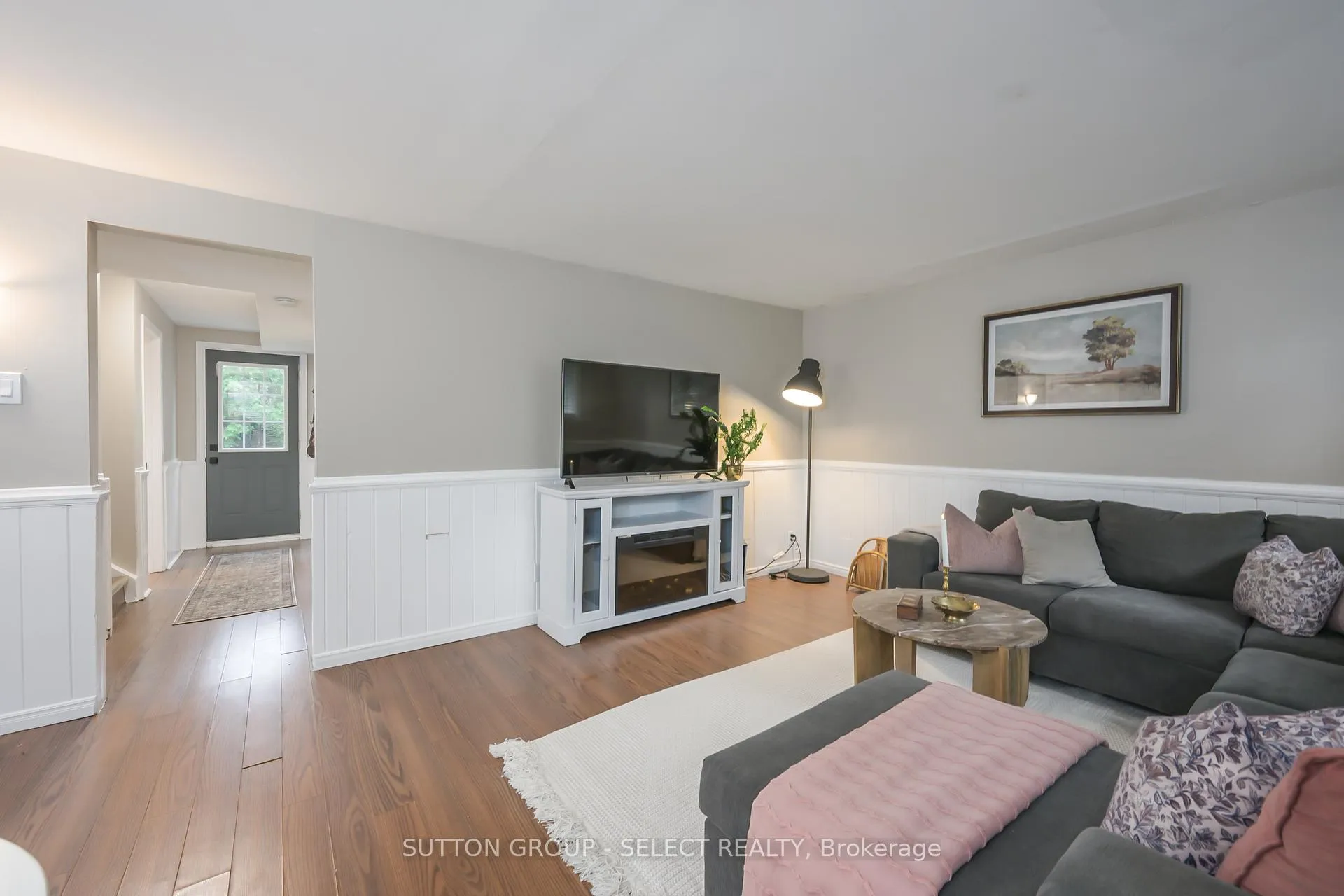 Photo 33 of 35 Maxwell Crescent, London, North H — HOMEH