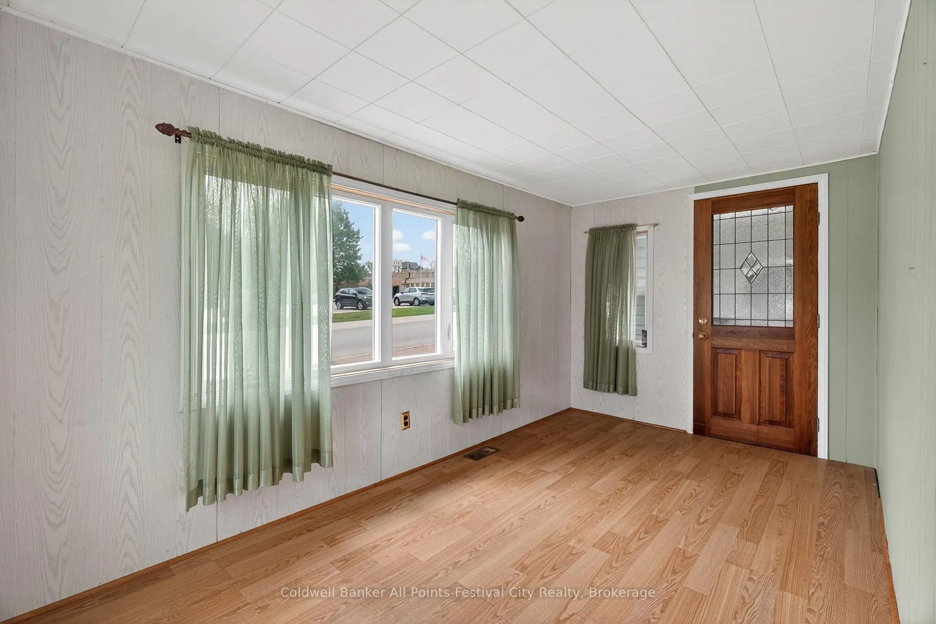 Photo 4 of 484 Bob Street, Huron-Kinloss, Lucknow — HOMEH