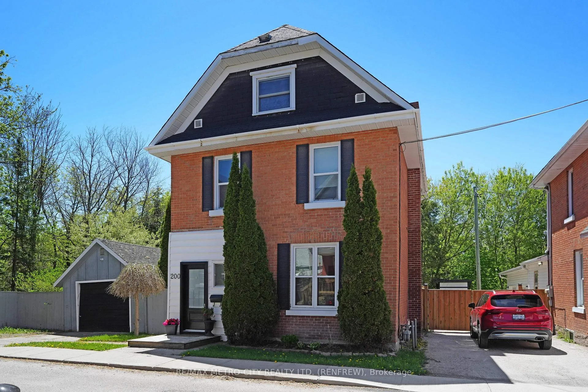 Photo 3 of 200 Ross Street, Renfrew — HOMEH