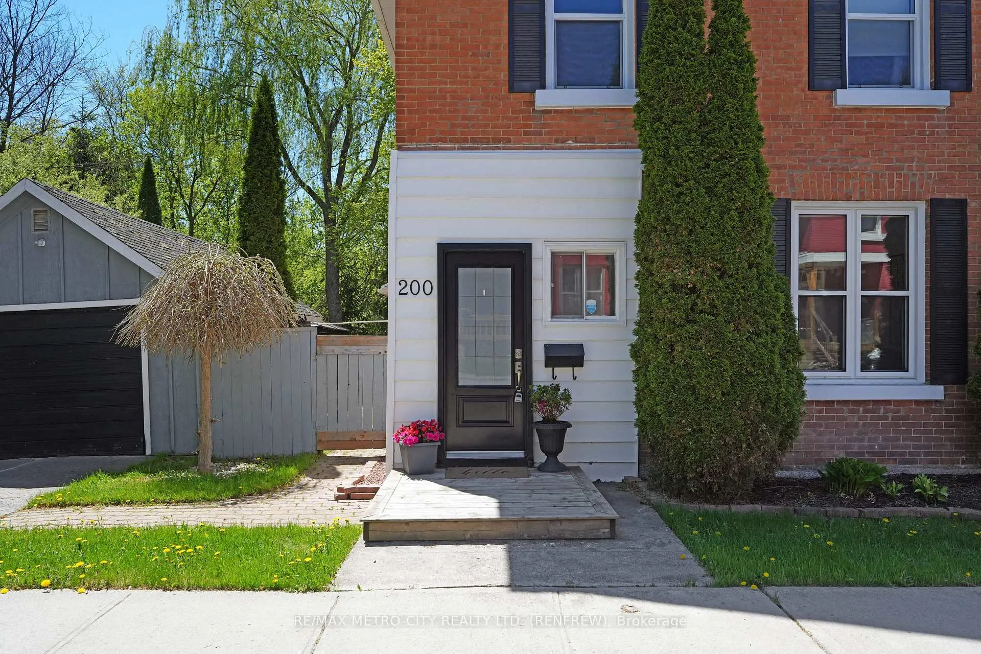 Photo 4 of 200 Ross Street, Renfrew — HOMEH
