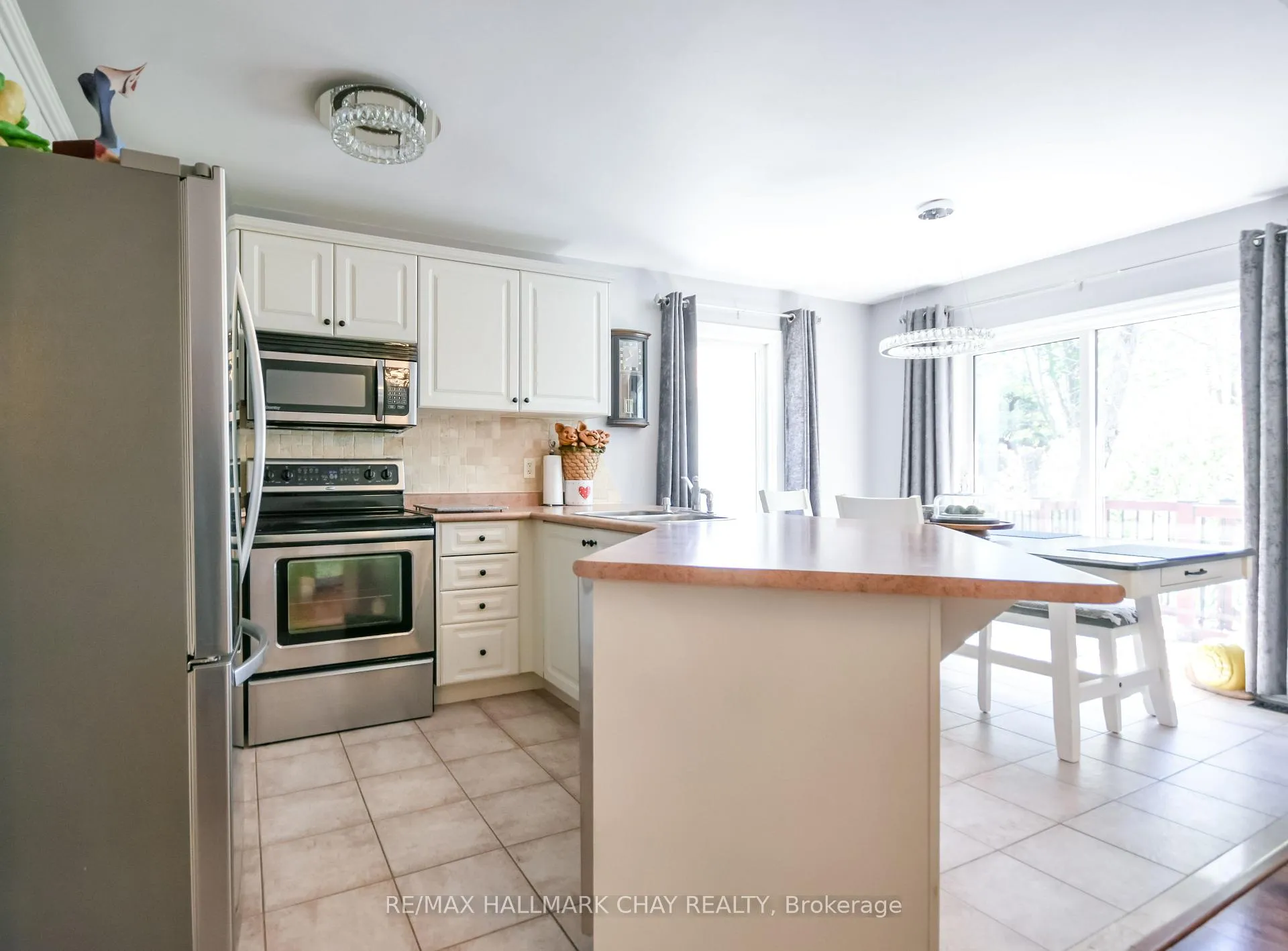 Photo 6 of 31 Princess Point Drive, Wasaga Beach — HOMEH