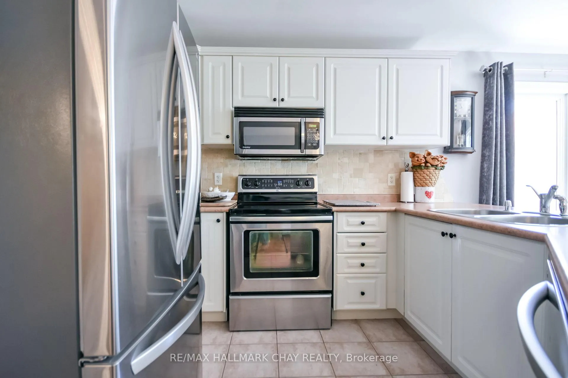 Photo 7 of 31 Princess Point Drive, Wasaga Beach — HOMEH