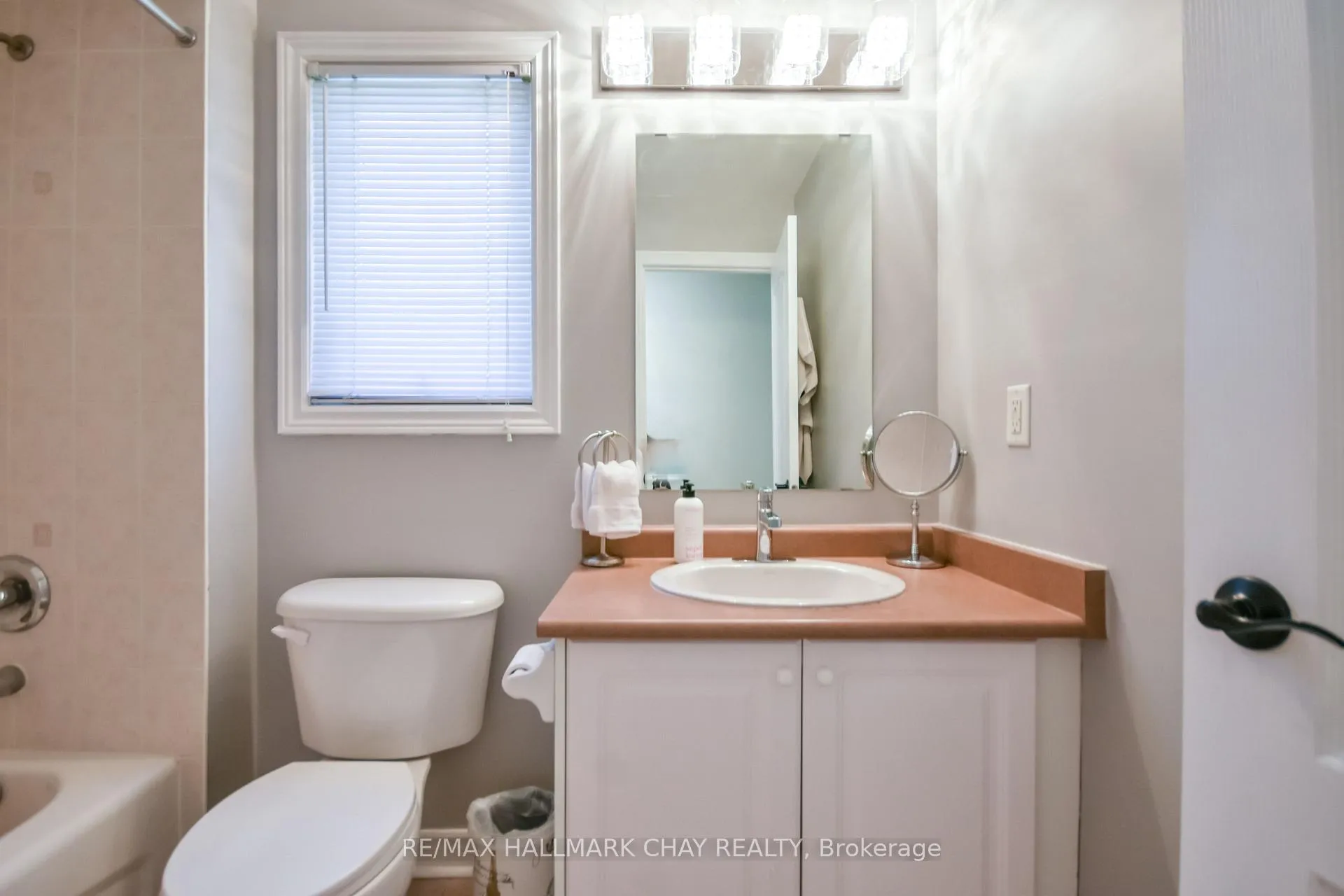 Photo 20 of 31 Princess Point Drive, Wasaga Beach — HOMEH