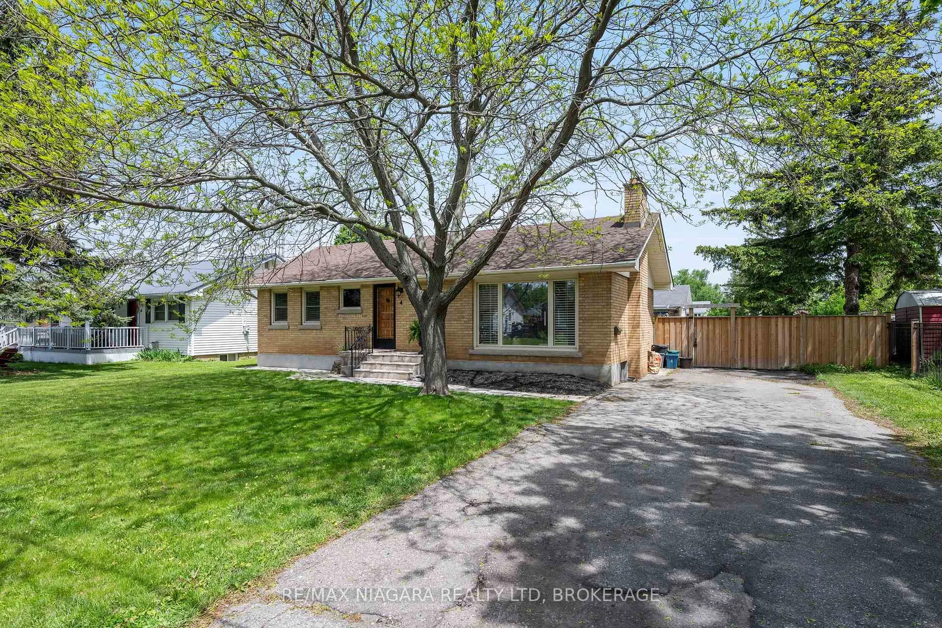 Photo 2 of 4 Mackie Street, St. Catharines, Port Dalhousie — HOMEH